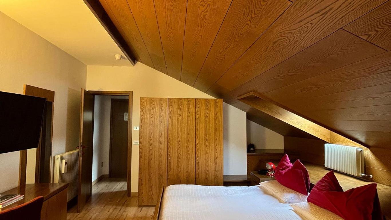 Hotel La Baita Мадонна-ді-Кампільйо Екстер'єр фото