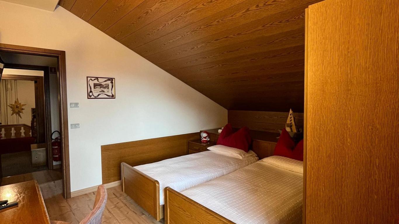 Hotel La Baita Мадонна-ді-Кампільйо Екстер'єр фото