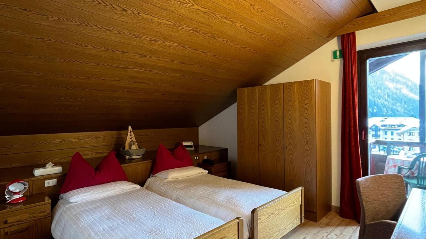 Hotel La Baita Мадонна-ді-Кампільйо Екстер'єр фото